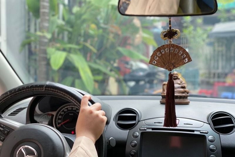 Cách chọn vật phong thủy phù hợp trên xe ô tô người tuổi Sửu